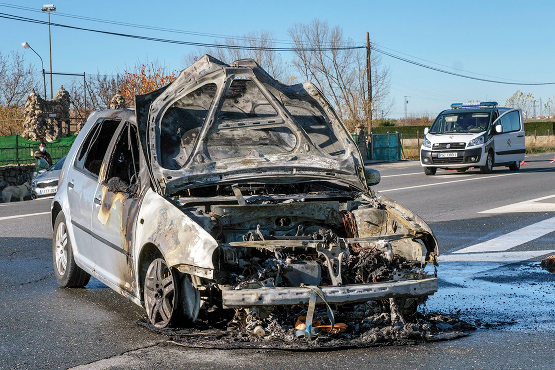 Estado en el que quedó el turismo que se incendió en la carretera de Arévalo por la mañana. / Kamarero