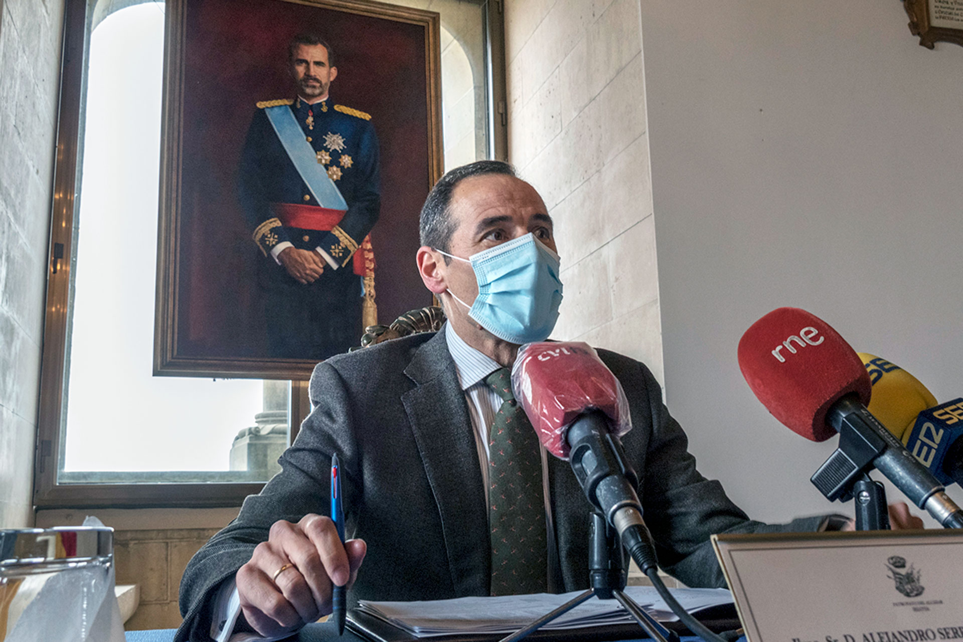 El coronel alcaide del Alcázar de Segovia, Alejandro Serrano, durante la rueda de prensa. / KAMARERO