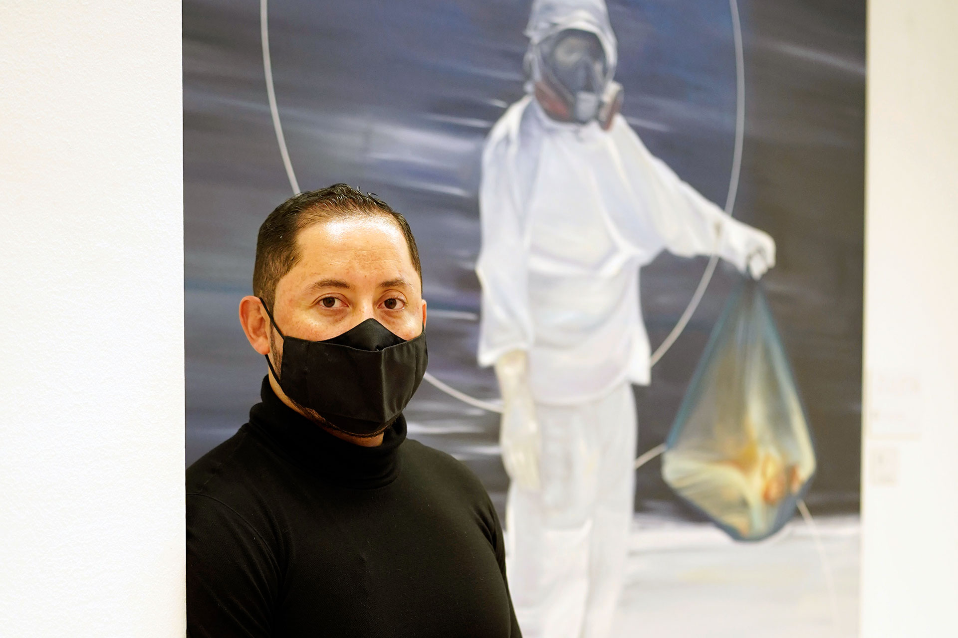 Alexander Zuleta, junto a la pieza central de la exposición.  / ROBERTO ARRIBAS