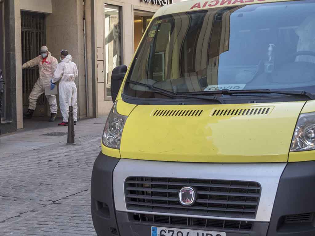 Dos sanitarios atienden a un paciente a domicilio. / KAMARERO