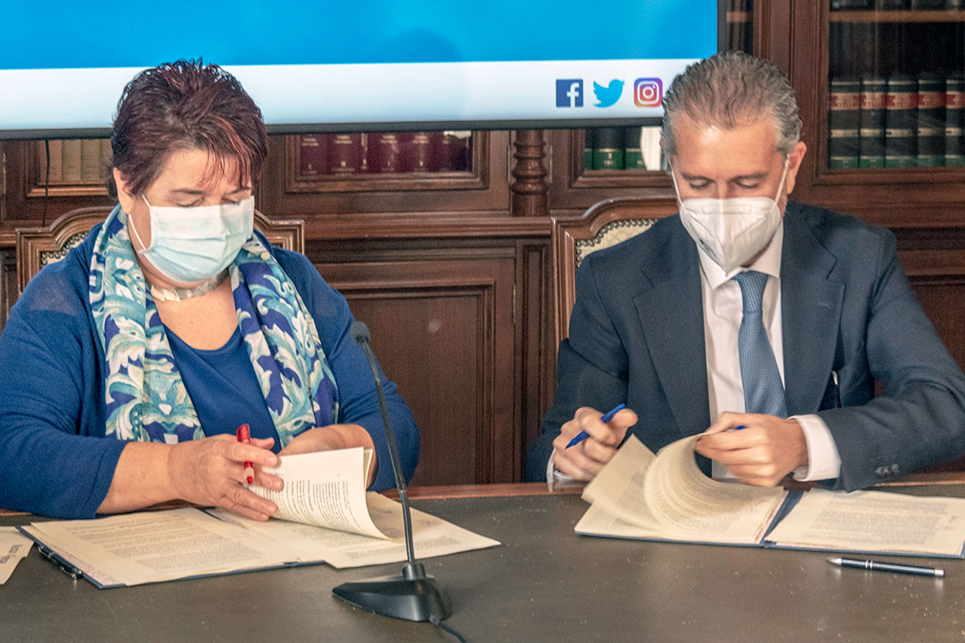 Clara Luquero y Andrés Ortega, durante la firma del convenio de colaboración en el Ayuntamiento. / Kamarero