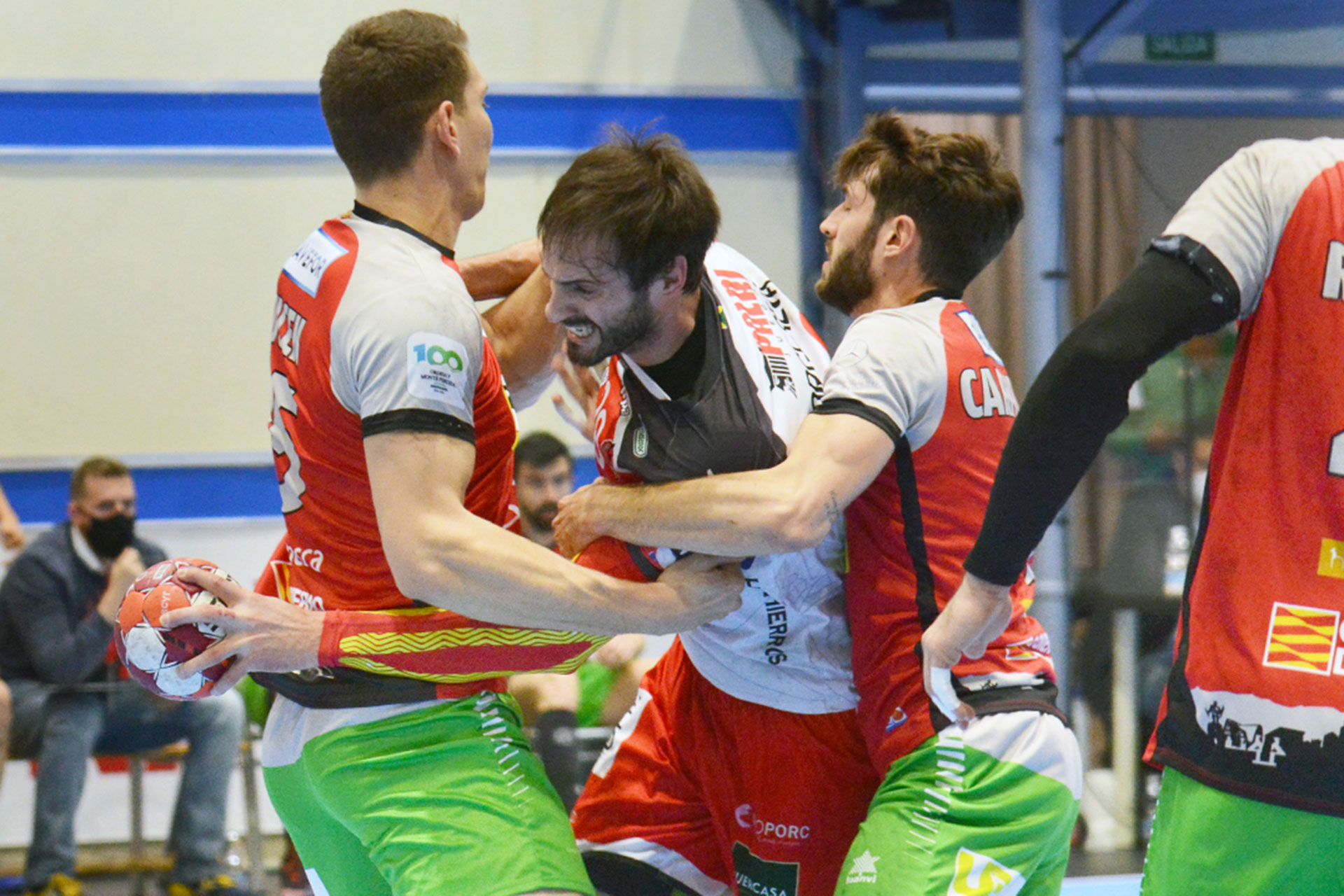 Un momento del partido entre Viveros Herol Nava y Bada Huesca. / KAMARERO