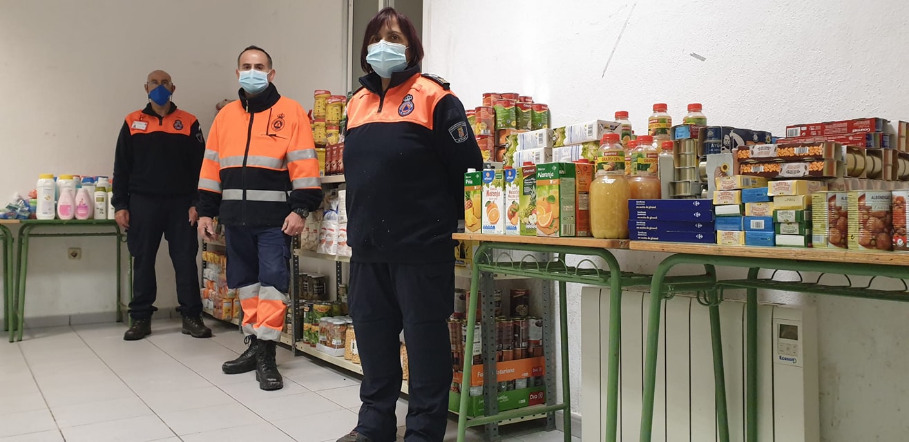 Los voluntarios de Protección Civil en el almacén donde guardan los productos donados.  / E.A