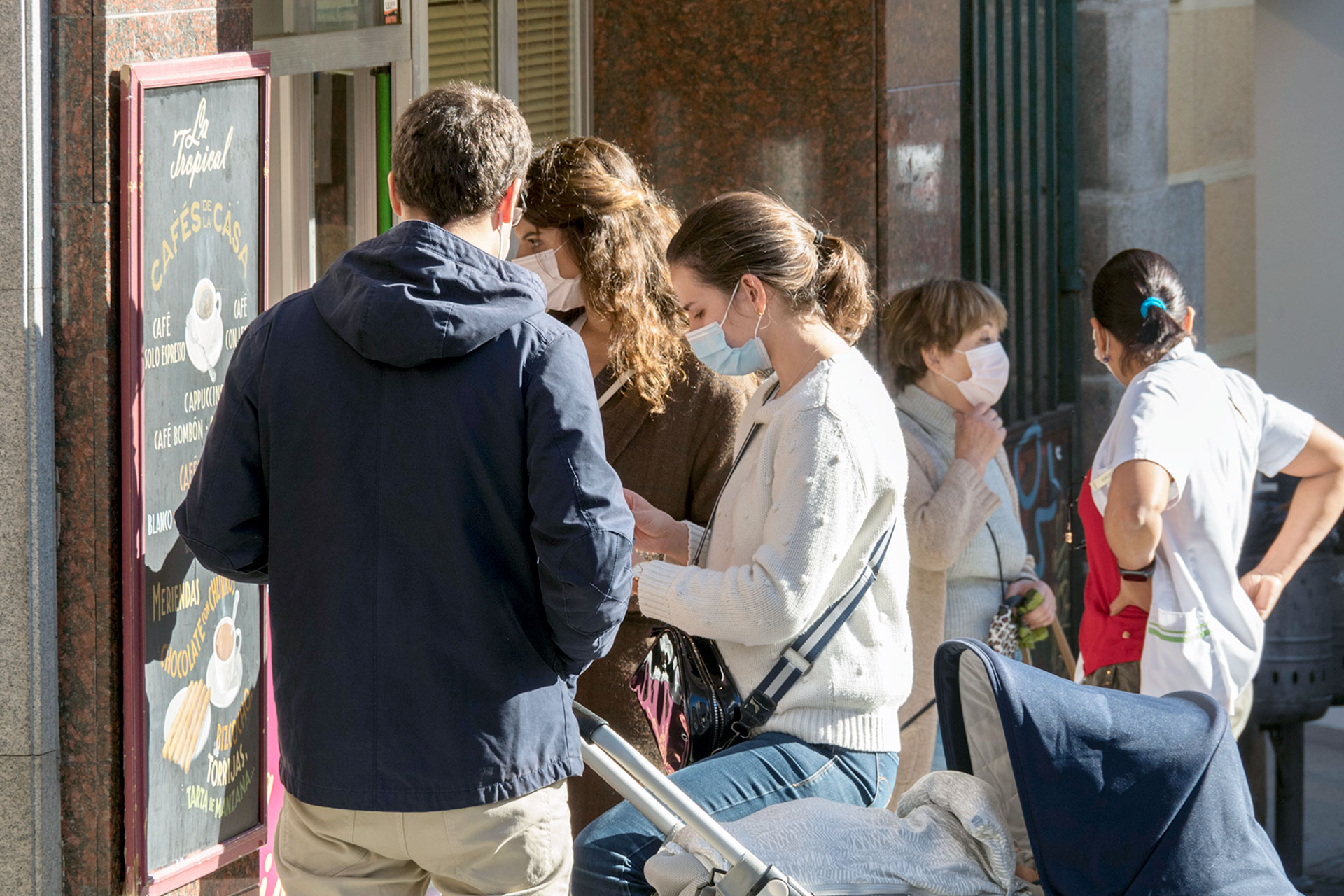 Varias personas esperan para recibir los productos para llevar de un local de la capital. / KAMARERO