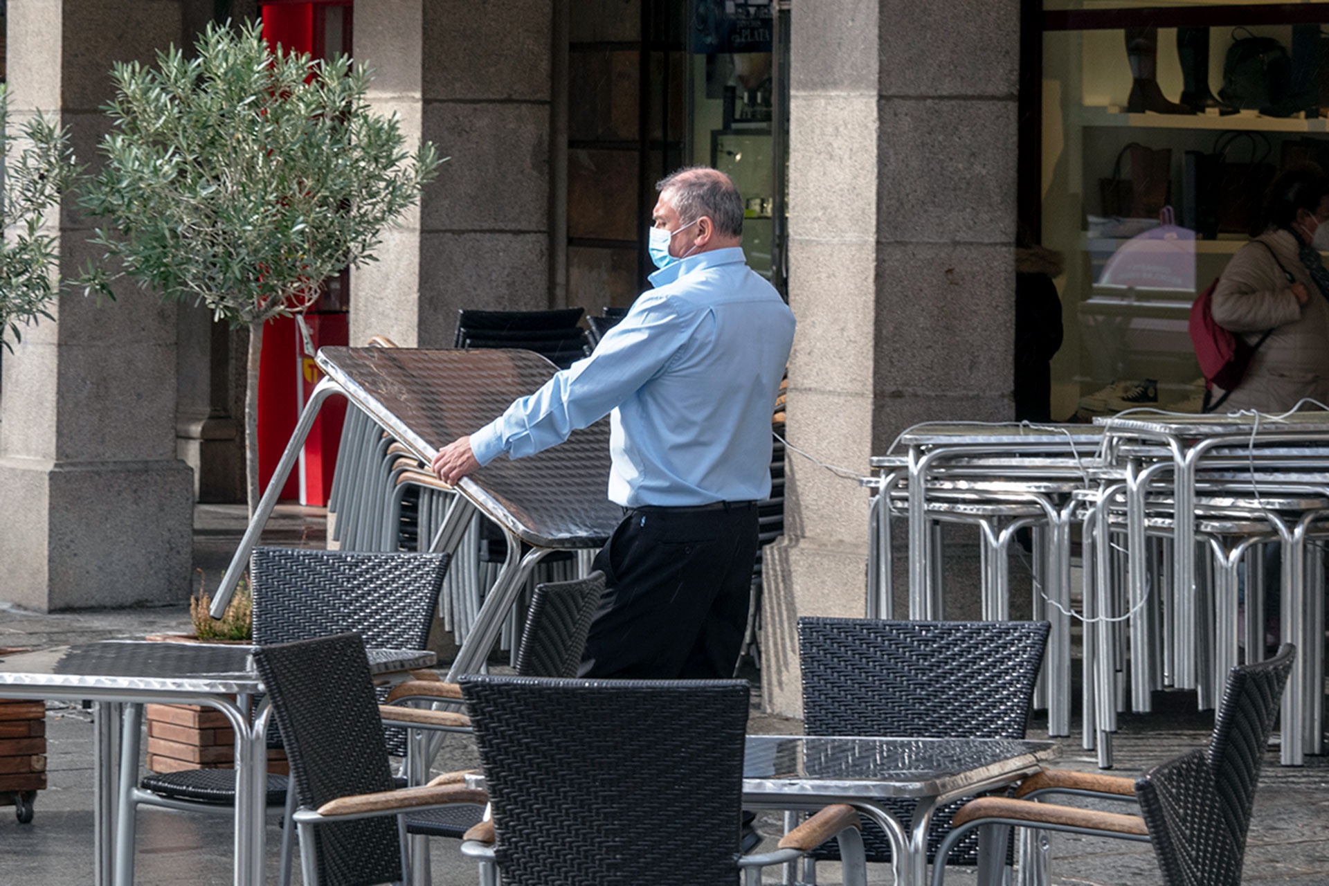 Un hostelero monta la terraza de uno de los establecimientos de la capital segoviana. / KAMARERO