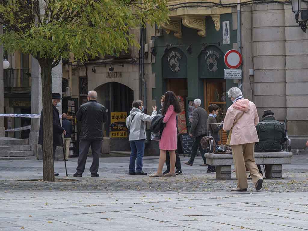 Gente con mascarilla en la Plaza Mayor de Segovia este fin de semana. / KAMARERO