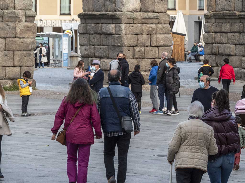 Gente en la Plaza del Azoguejo de Segovia con mascarilla. / KAMARERO