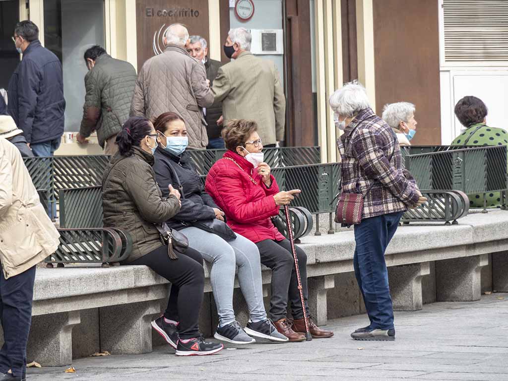 Gente en la Avenida del Acueducto en los últimos días. / KAMARERO