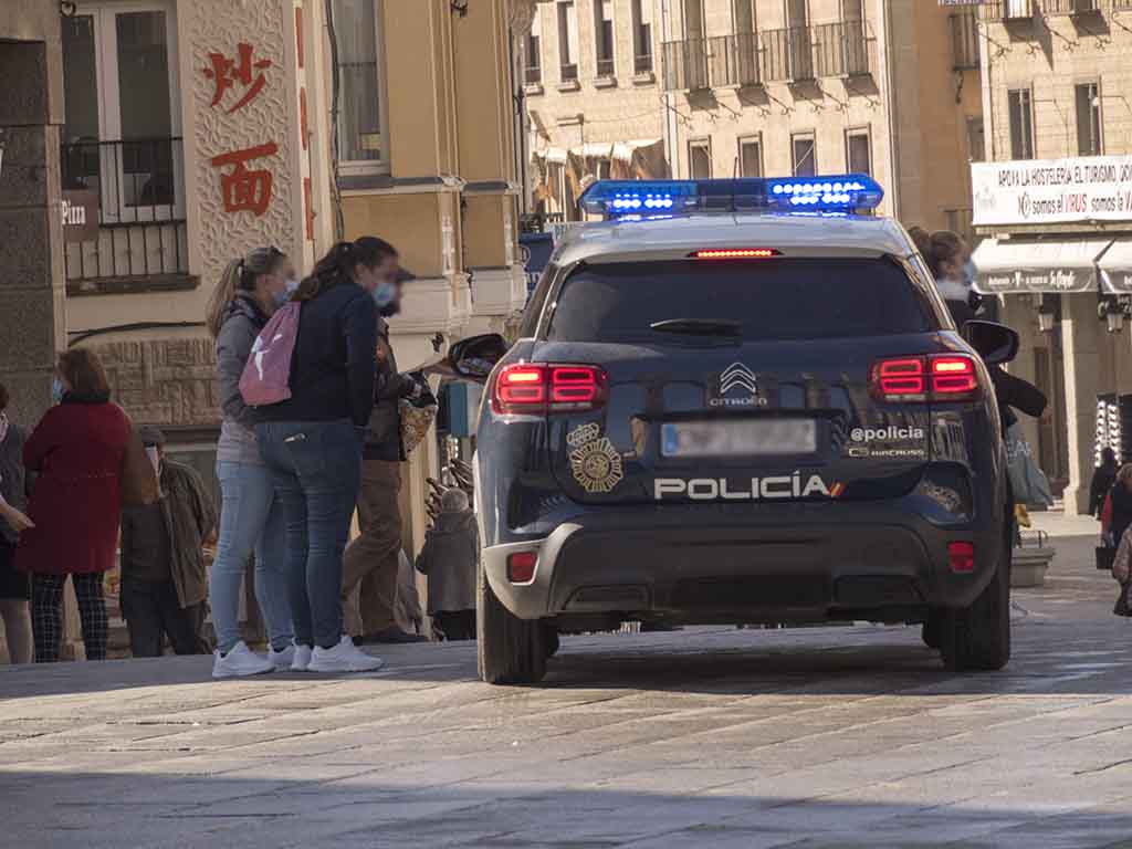 La Policía advierte a un grupo de personas. / KAMARERO