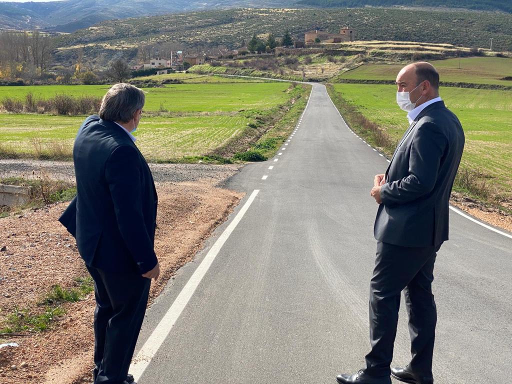 El diputado Basilio del Olmo y el presidente de la Diputación, Miguel Ángel de Vicente, en la carretera de Grado del Pico. / EL ADELANTADO