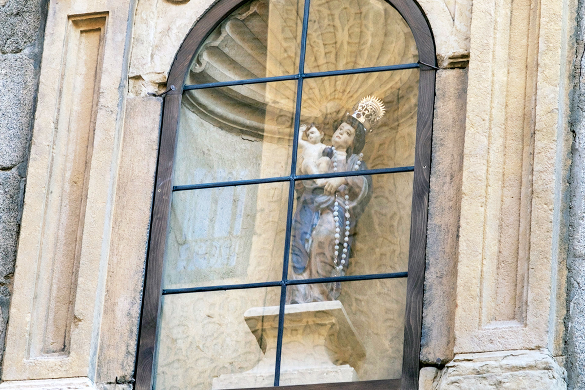 La Virgen de los Remedios, en su hornacina recién restaurada de la fachada de la Casa de la Lectura. / Kamarero