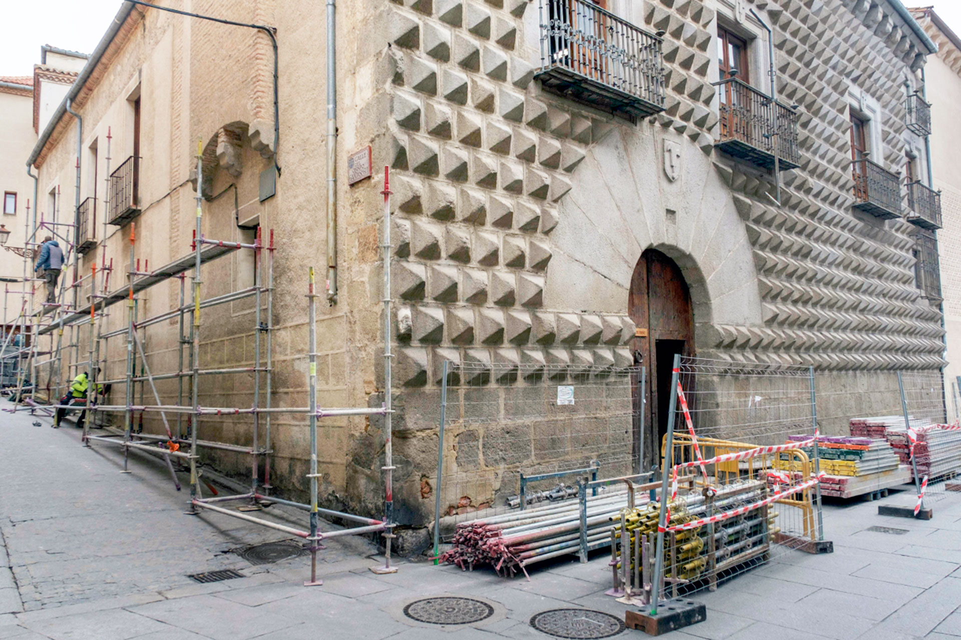 Los andamios comenzaron a montarse ayer lunes en la calle de Obispo Gandasegui. / Kamarero