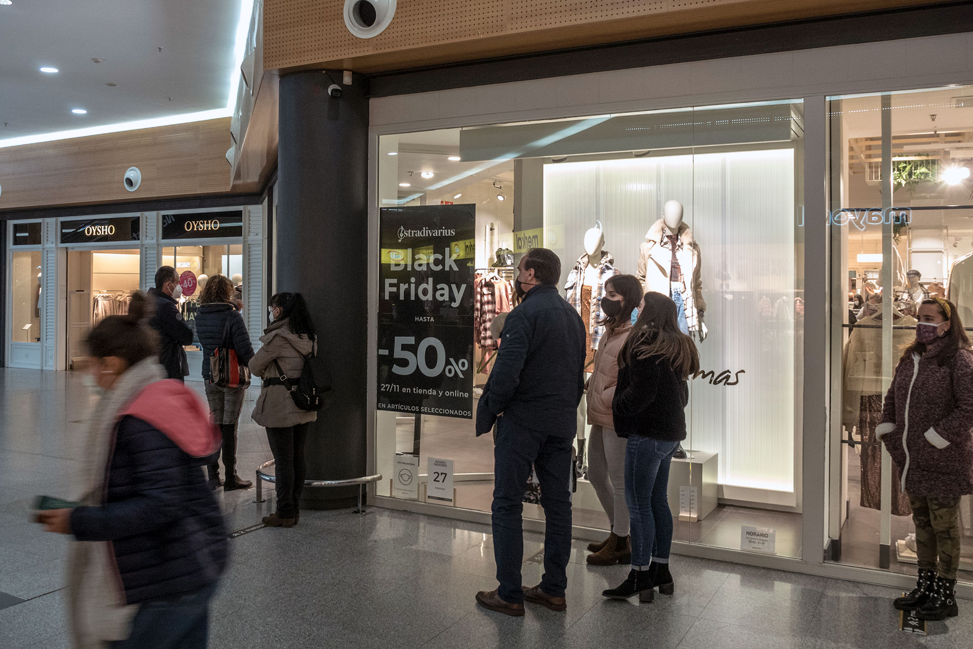 La reapertura del centro comercial precisamente en la fecha clave de la campaña del ‘black friday’ ha sido bien recibida por los compradores segovianos. / Kamarero