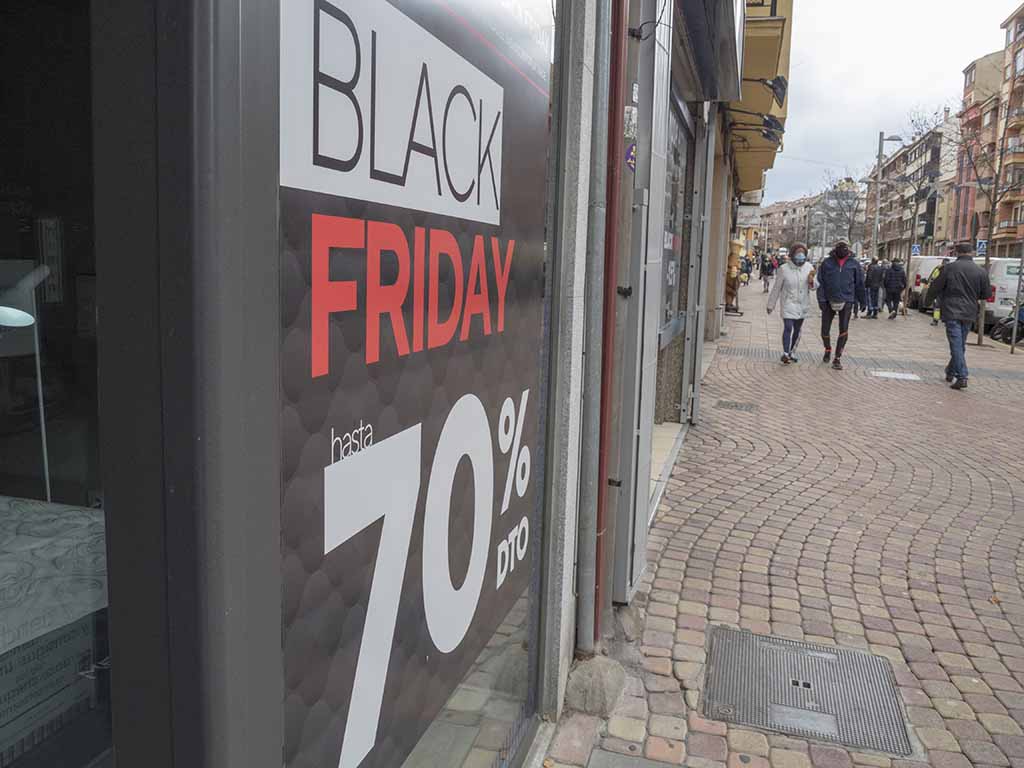 Un comercio de la calle José Zorilla anuncia descuentos para el 'black friday'. / KAMARERO