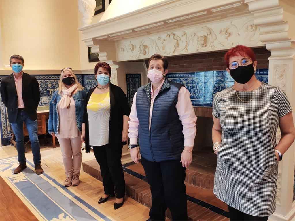 El concejal Andrés Torquemada y la alcaldesa de Segovia, Clara Luquero, con representantes de asociaciones segovianas. / EL ADELANTADO