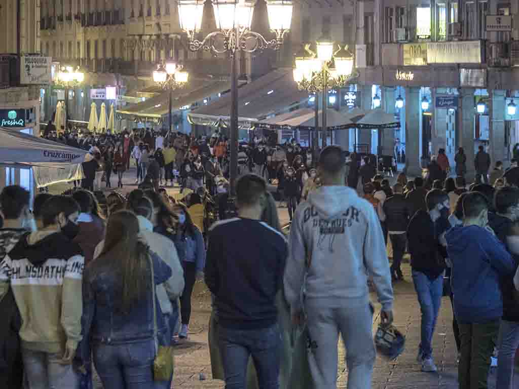 Infografía | Hasta 20 nuevos brotes en los últimos cuatro días 1 Gente paseando por la Avenida Fernández Ladreda. / KAMARERO