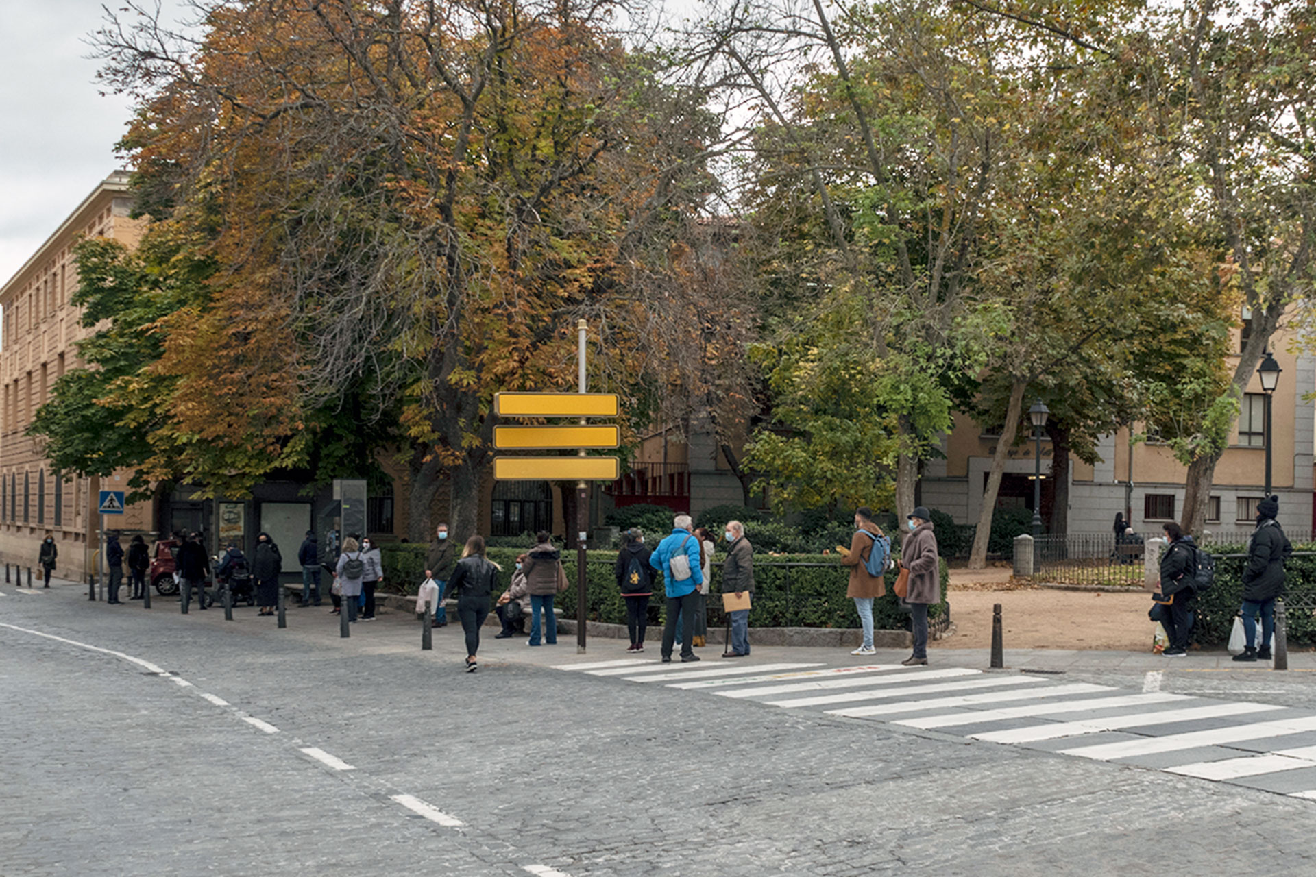 Varias personas esperan para realizar alguna operación en la oficina principal de Correos en Segovia.  / KAMARERO