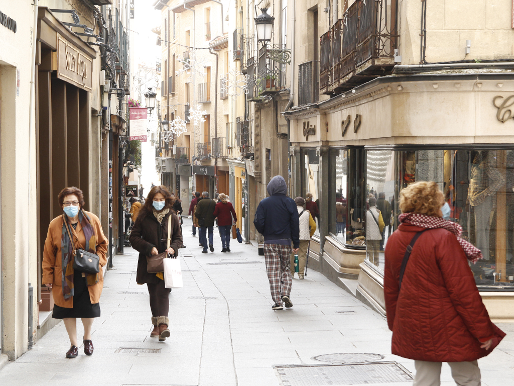 Gente paseando por la calle Real de Segovia. / NEREA LLORENTE