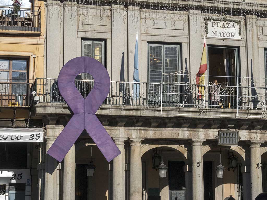 Fachada del Ayuntamiento de Segovia en el Día Internacional contra la Violencia de Género. / KAMARERO