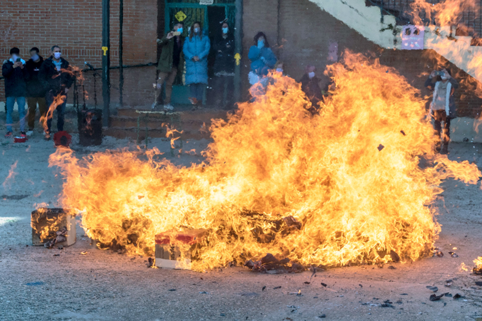 Acto simbólico en el IES Giner de los Ríos. / KAMARERO