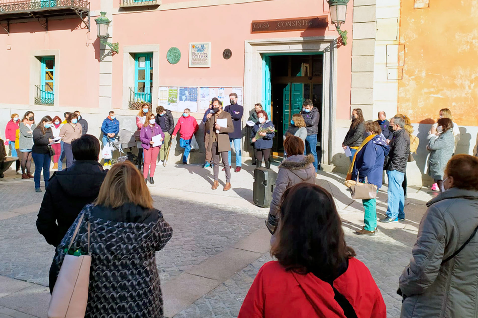Los vecinos del Real Sitio salieron a la calle para mostrar su apoyo a las víctimas. /E.A.