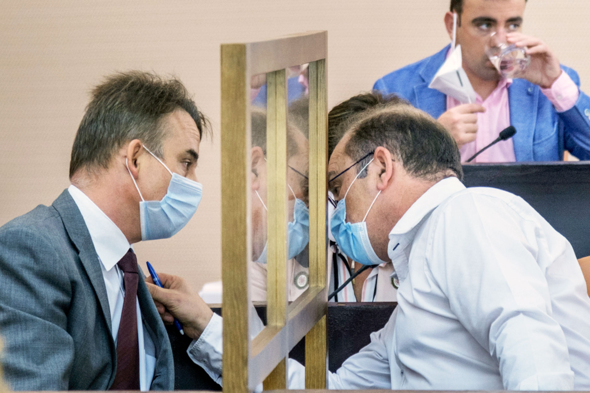 El portavoz provincial socialista, Máximo San Macario (izquierda), junto a otro diputado en un pleno. /KAMARERO