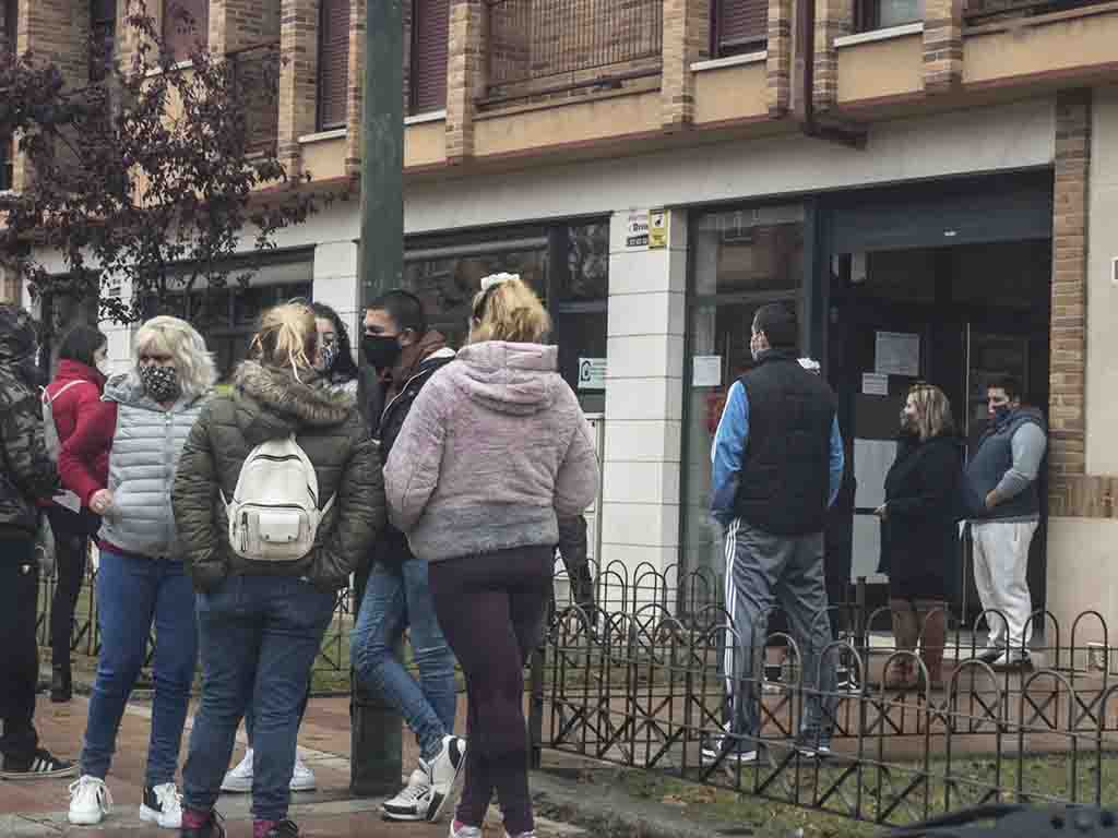 Personas esperando en la entrada de la oficina del ECYL de Segovia. / KAMARERO