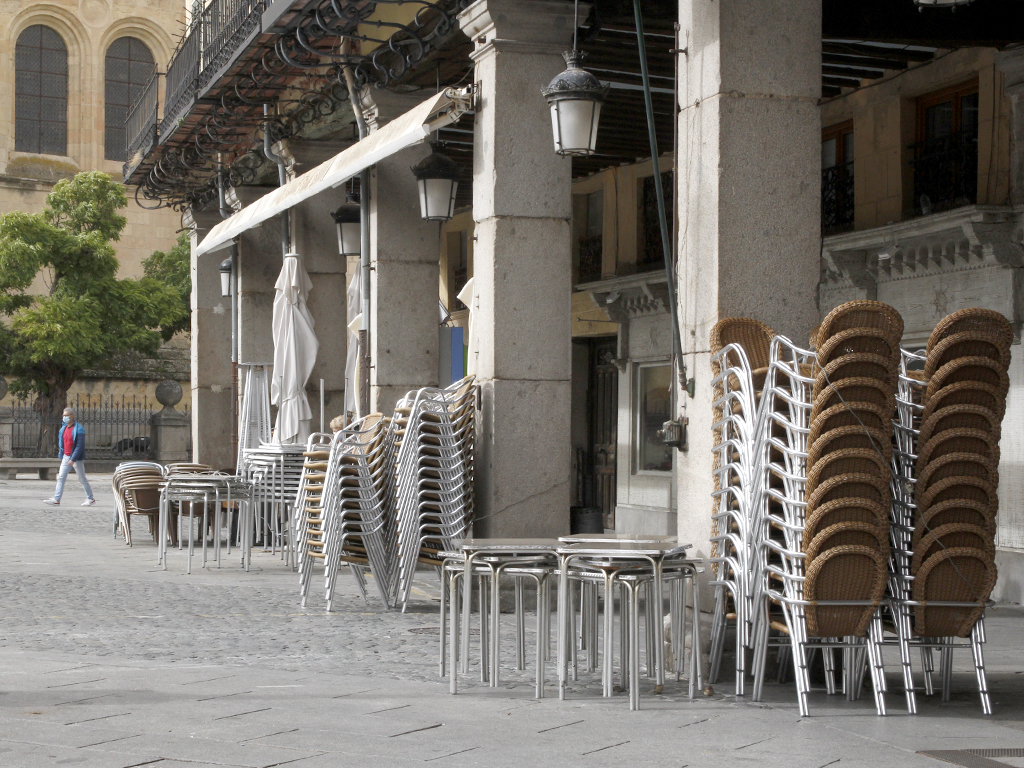 Terrazas recogidas en la Plaza Mayor de Segovia durante el pasado cierre de los establecimientos hosteleros. / NEREA LLORENTE
