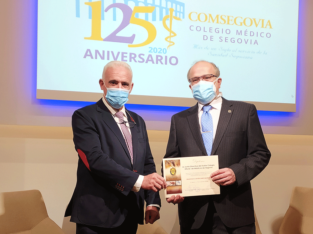 Enrique Guilabert con uno de los homenajeados. / EL ADELANTADO