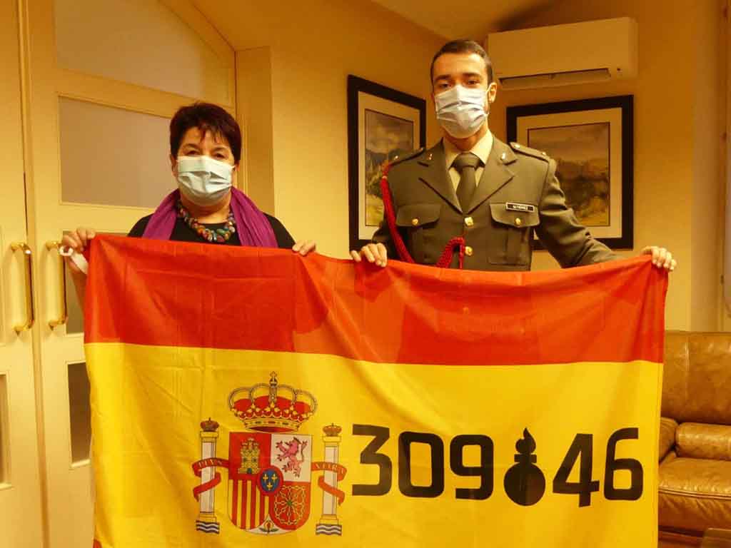 Clara Luquero y el caballero alférez-cadete, Saúl García Gutiérrez, con la bandera de España. / EL ADELANTADO