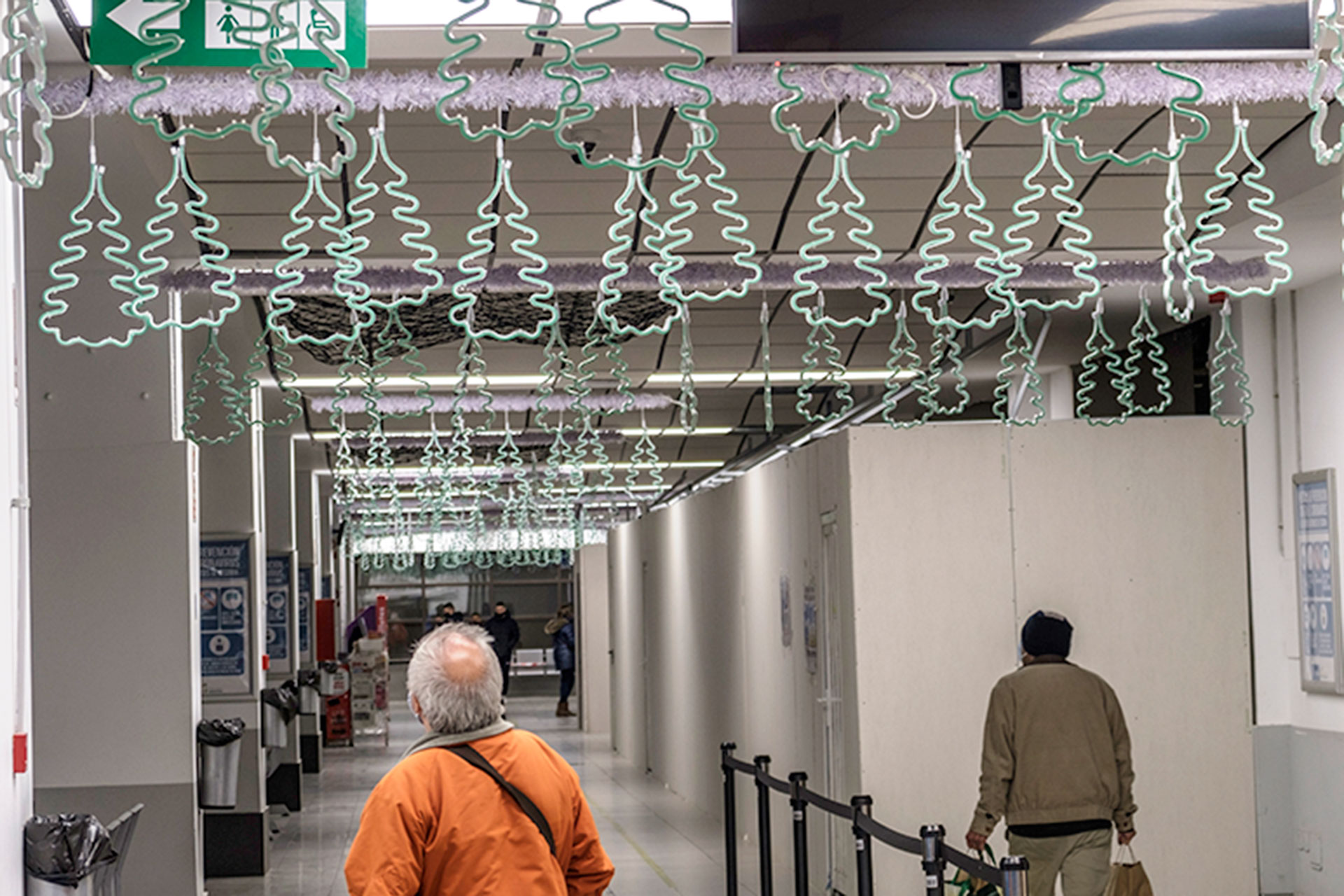 Decoración con abetos del techo de la Estación de Autobuses. / Kamarero