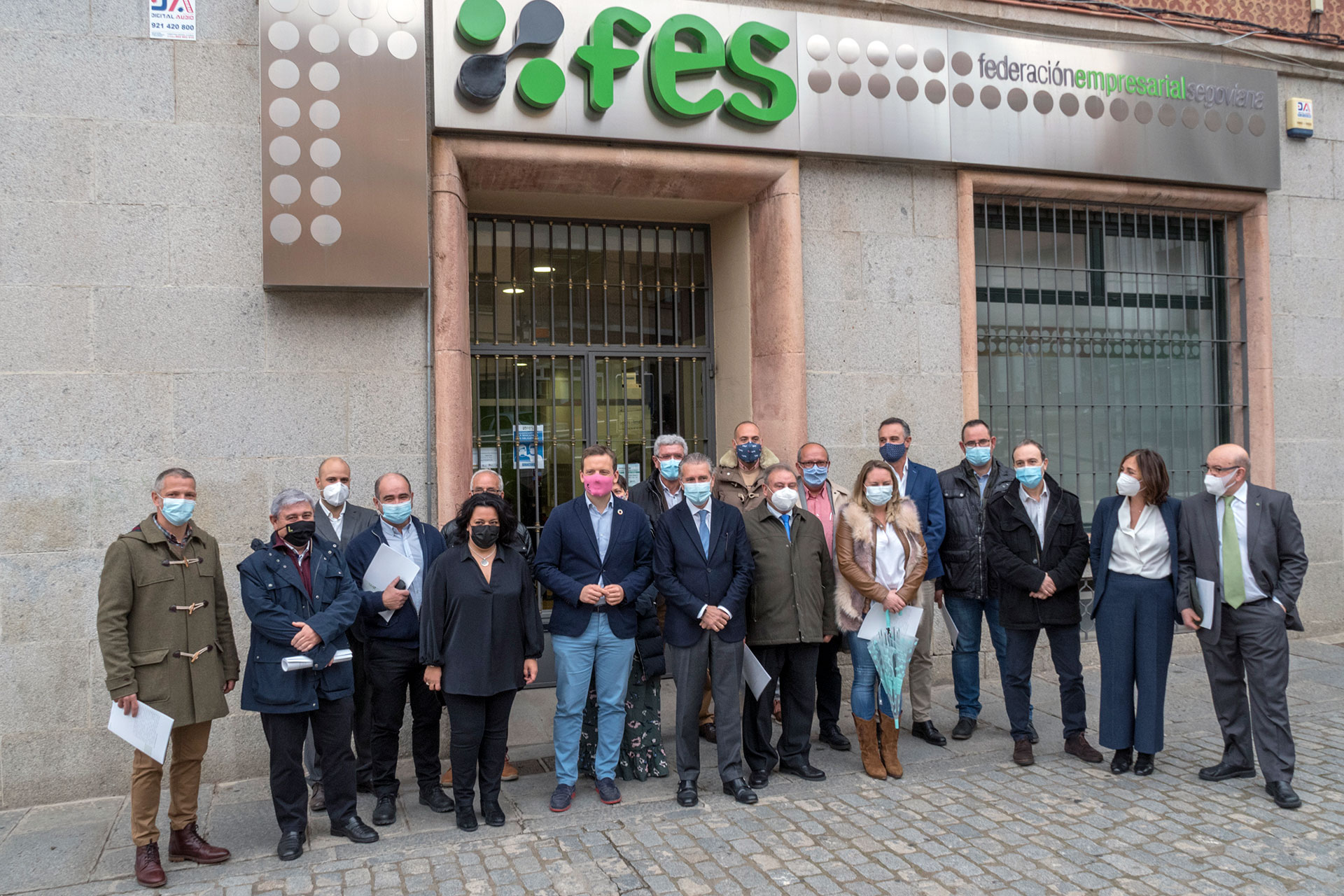 El nuevo comité ejecutivo con el presidente de la FES y la gerente de la Federación Empresarial. / Kamarero