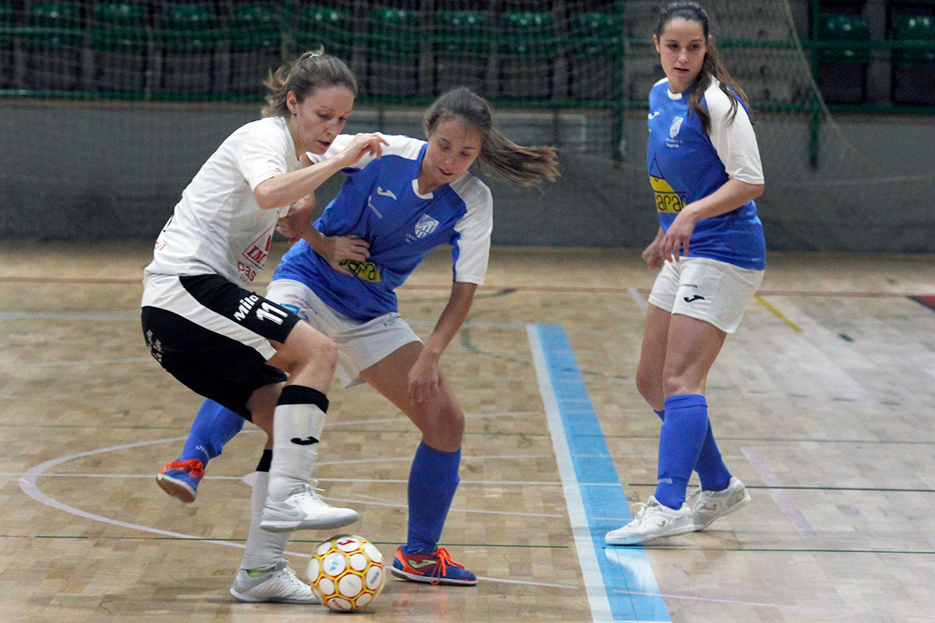 María Álvarez, del Unami CP, intenta arrebatar el balón a una jugadora del Mora. / NEREA LLORENTE