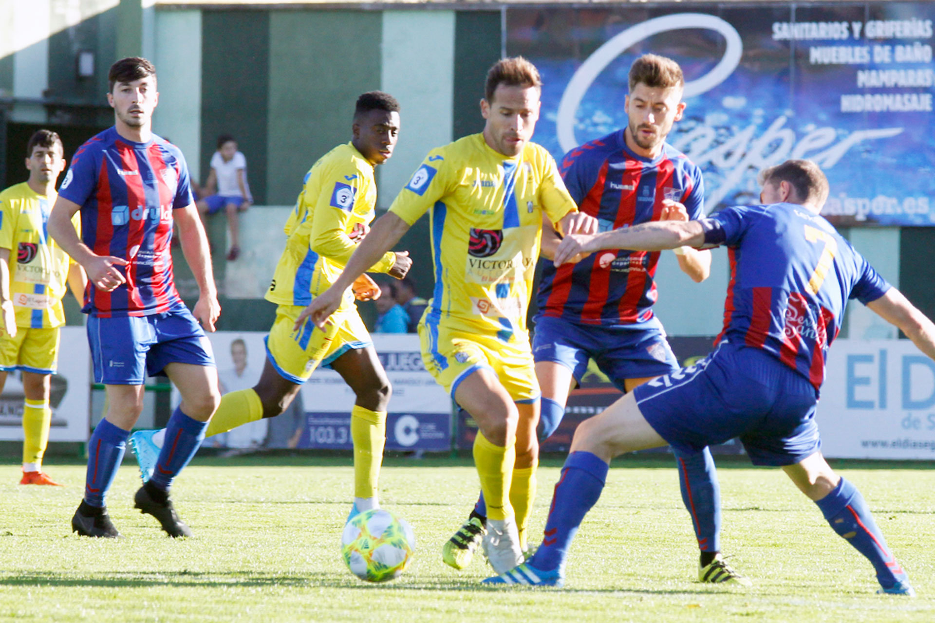 Un momento del partido entre Segoviana y Arandina en octubre del año pasado. / KAMARERO