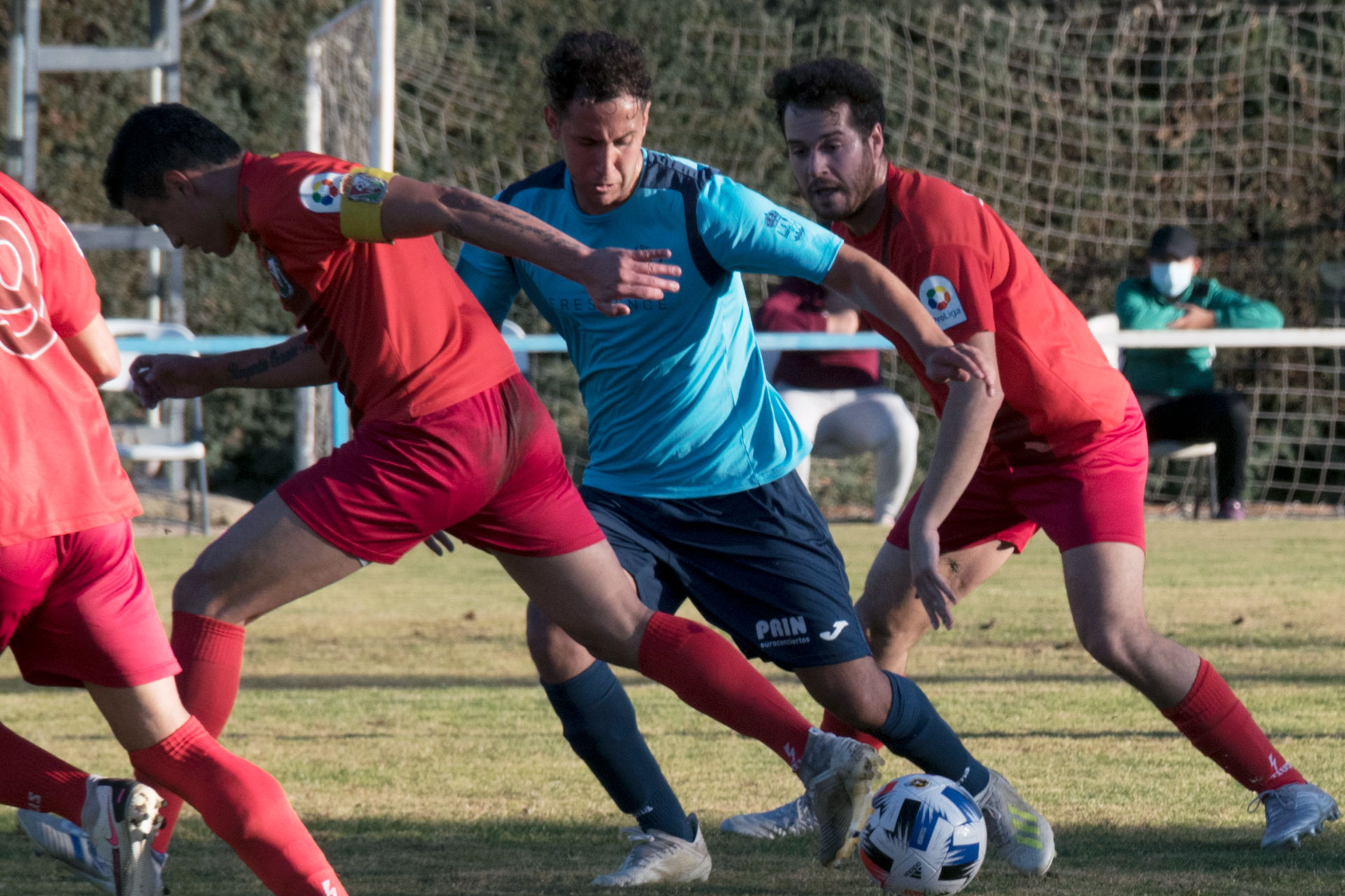 Dani trata de zafarse de la marca de dos rivales. . / KAMARERO