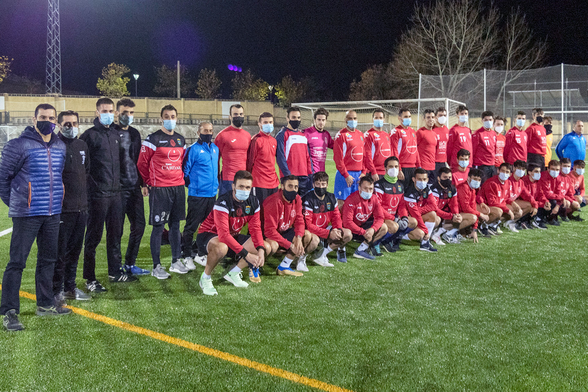 El renacer del ave fénix morado 1 La plantilla del Monteresma posa ayer en el campo municipal de La Mina. / KAMARERO