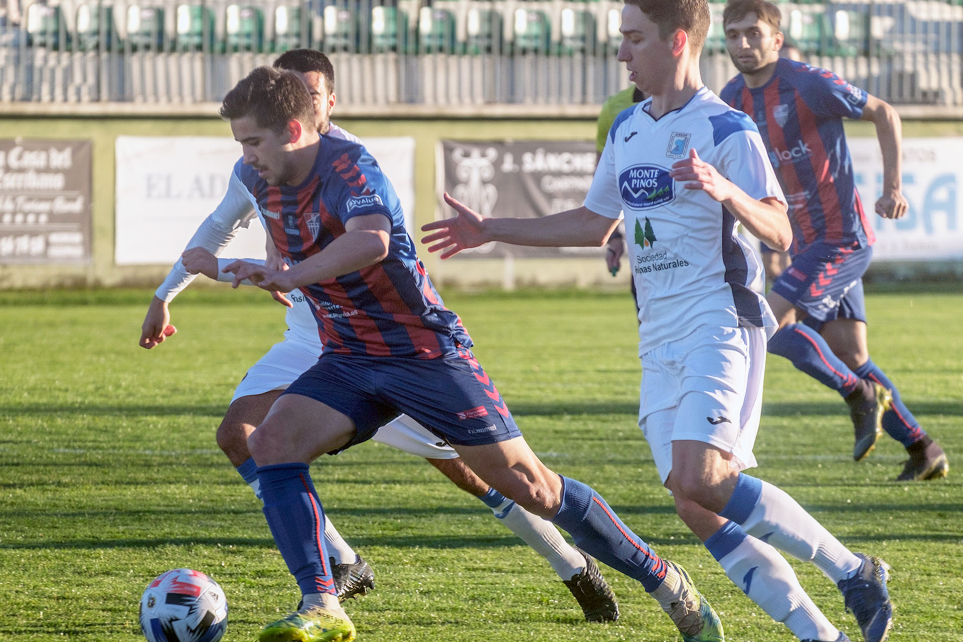Fran Adeva conduce el balón ante el Almazán el pasado domingo en el estadio de La Albuera. / KAMARERO