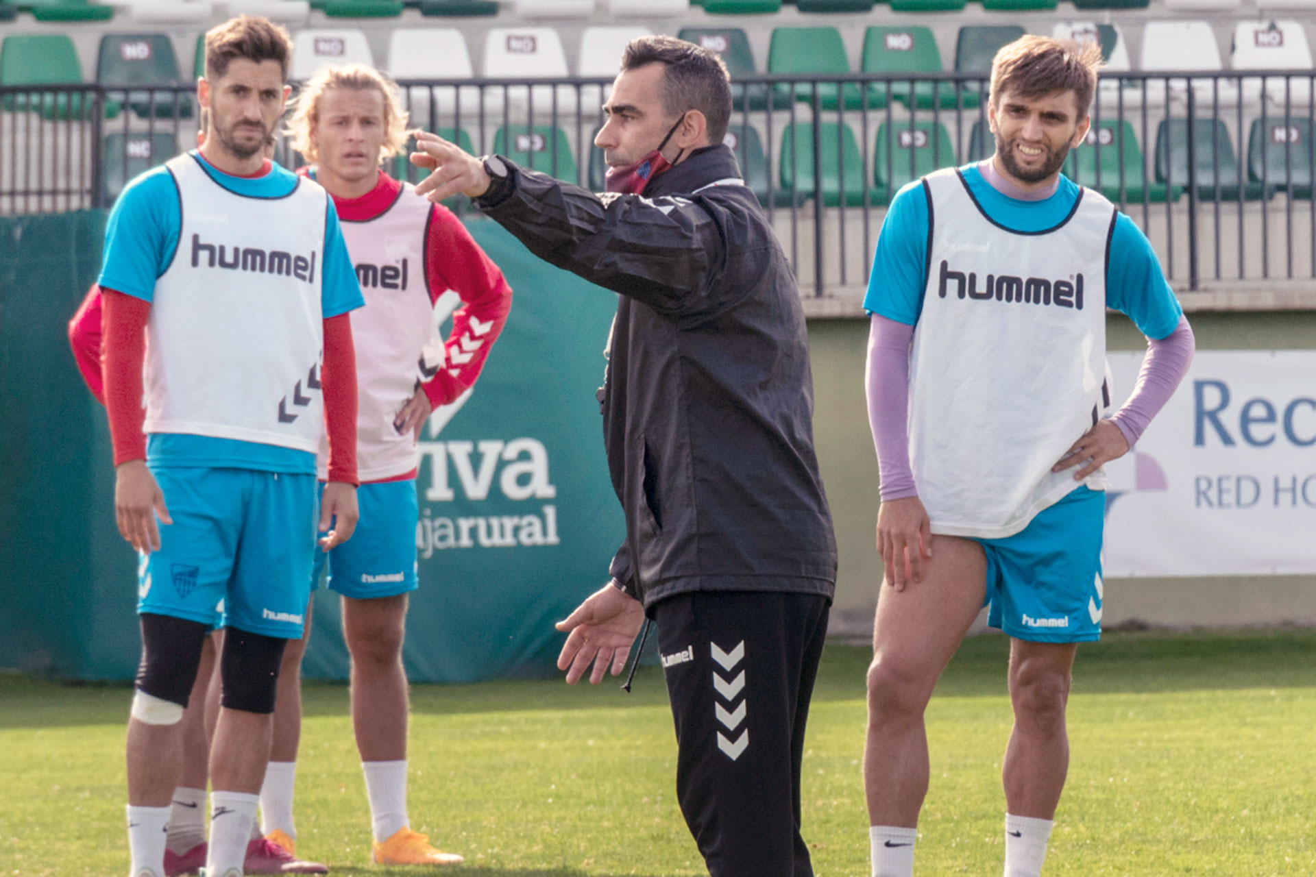Manu se dirige a los jugadores durante uno de los entrenamientos de la Segoviana. / KAMARERO