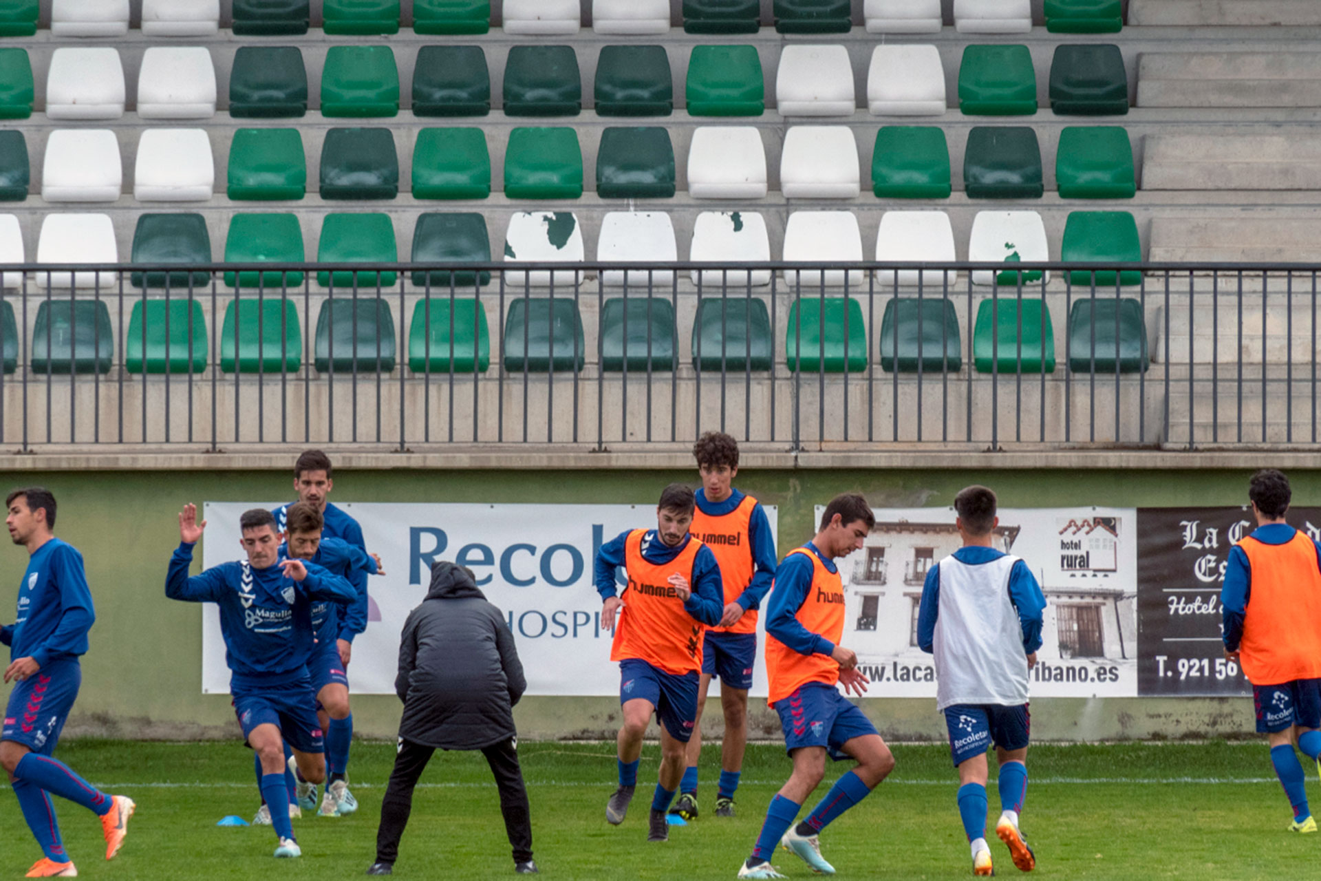 Los jugadores de la Segoviana, en el calentamiento antes de un partido de pretemporada. / KAMARERO