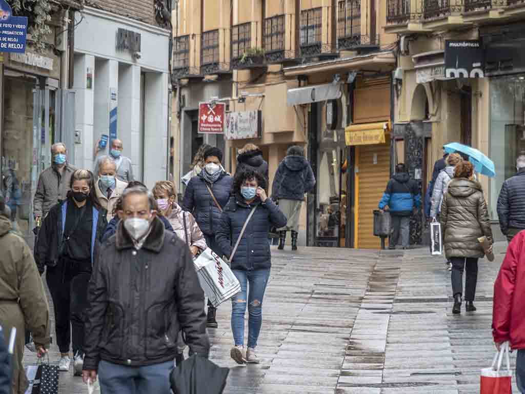 Gente paseando por la Calle Real con mascarillas. / KAMARERO