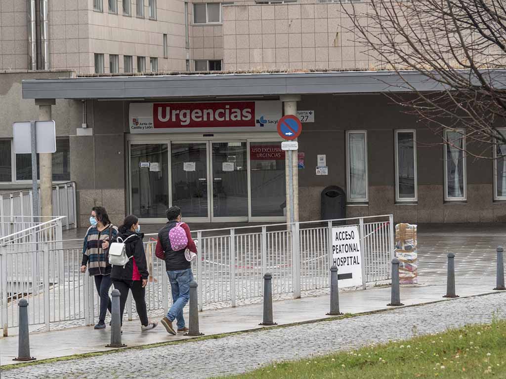 Entrada del Hospital General de Segovia, durante la segunda ola del coronavirus. / KAMARERO