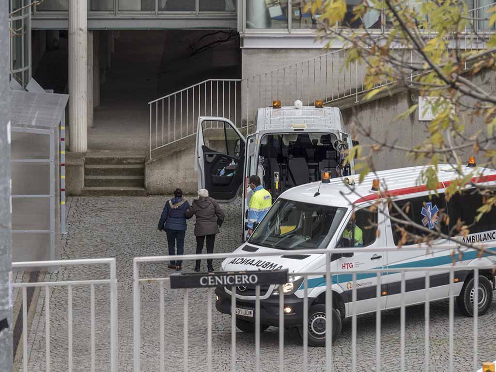 Entrada del Hospital General de Segovia, durante la segunda ola del coronavirus. / KAMARERO