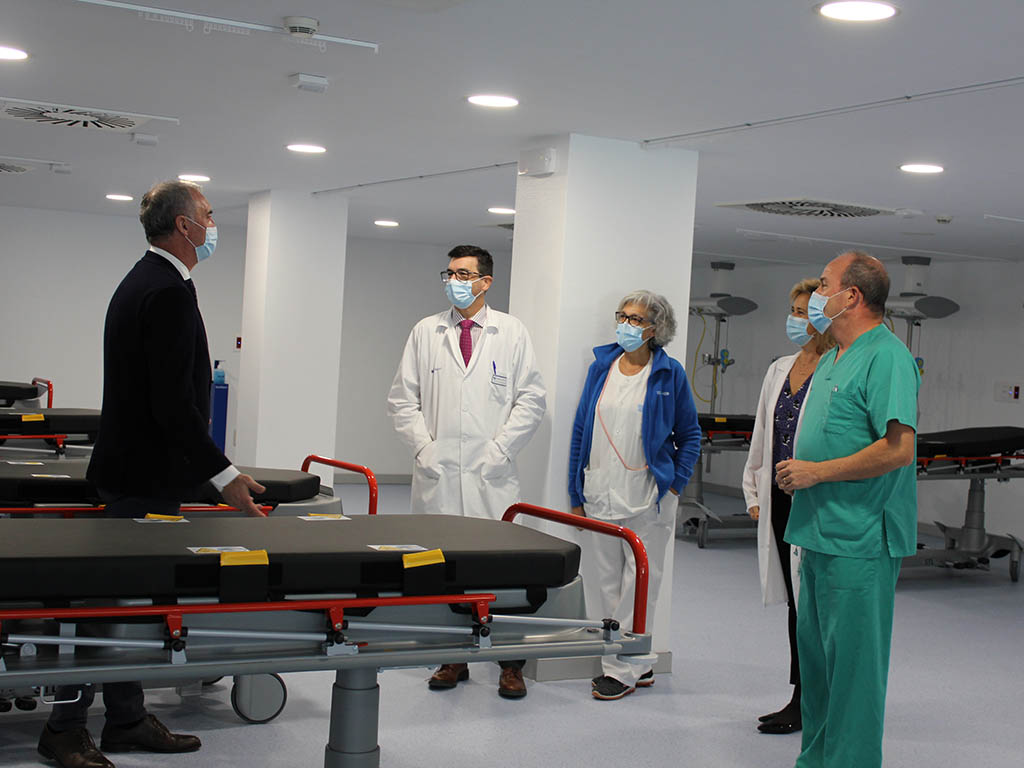 El delegado territorial José Mazarías Pérez visita el nuevo espacio covid de Urgencias. / E.A