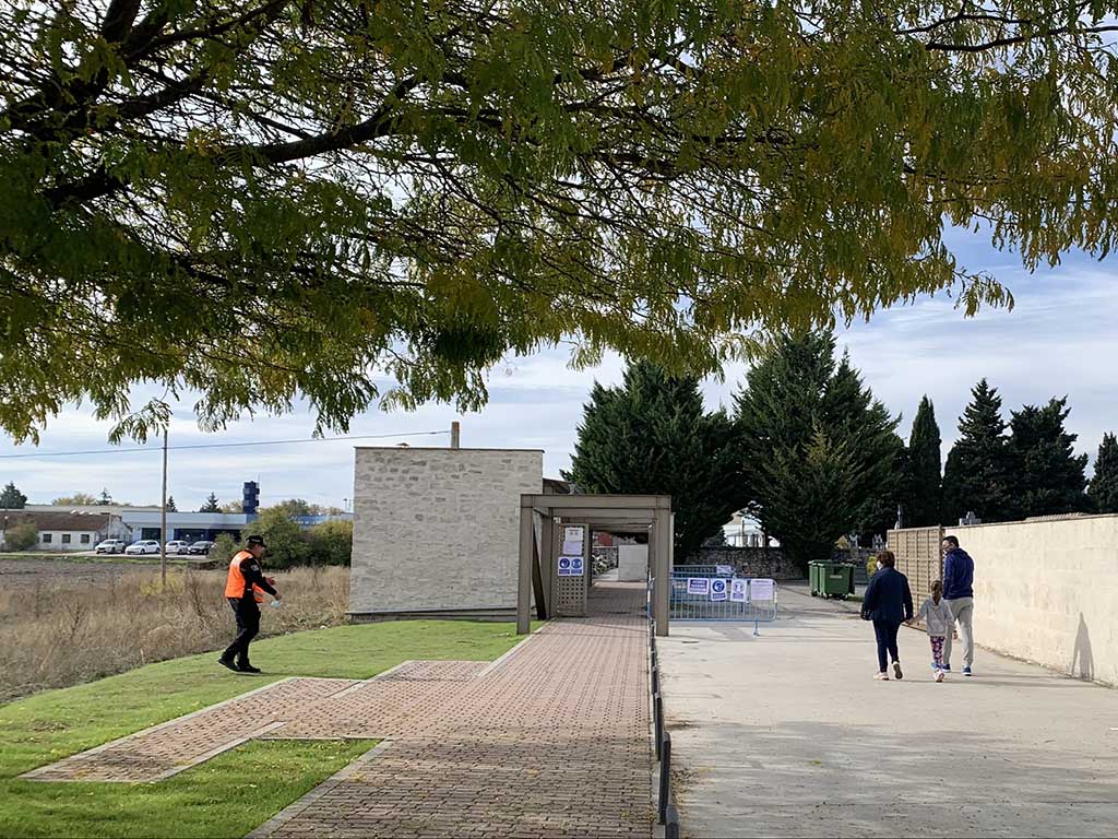 Los cuellaranos llevaron a cabo una estricta observancia de las normas de acceso al cementerio. / C.N