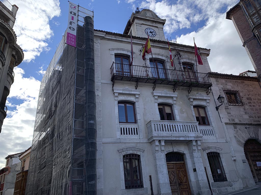 La fachada del Ayuntamiento ya está cubierta por la infraestructura de andamios. / C.N