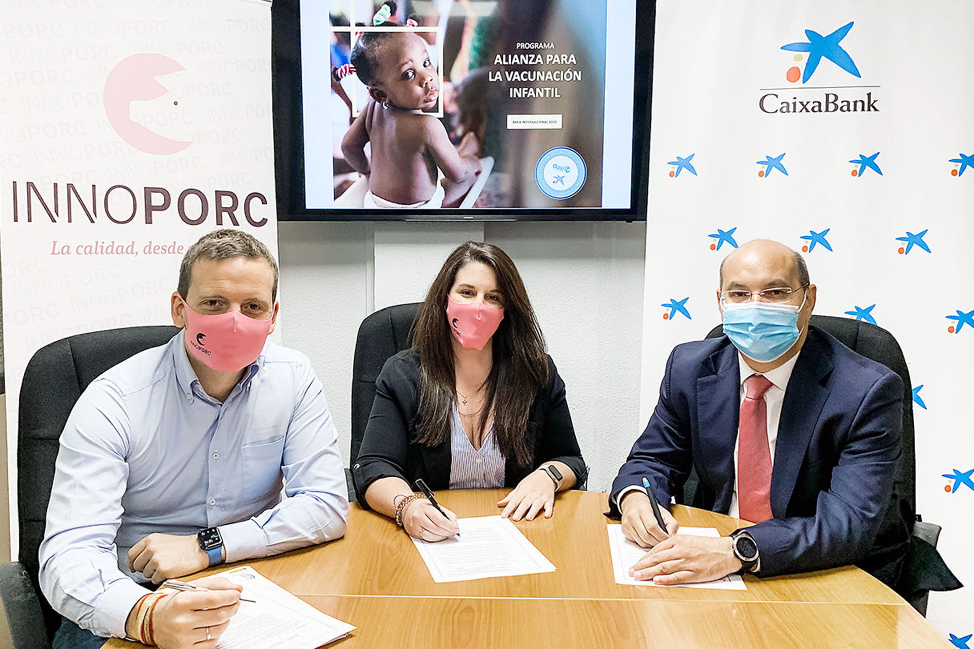 Los responsables de INNOPORC, la Obra Social La Caixa y la Fundación Bill y Melinda Gates rubrican el acuerdo. / E.A