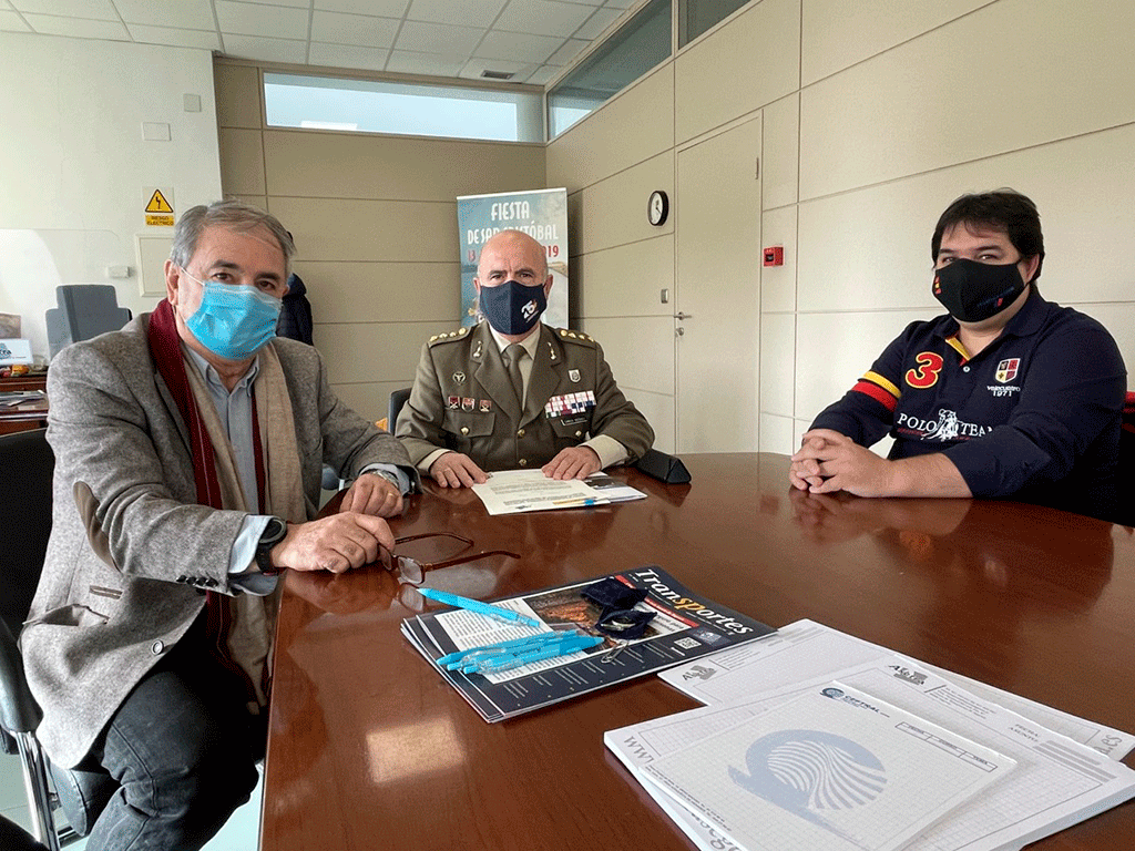 Los responsables de Asetra y el delegado de Defensa, tras la firma del convenio. / EL ADELANTADO