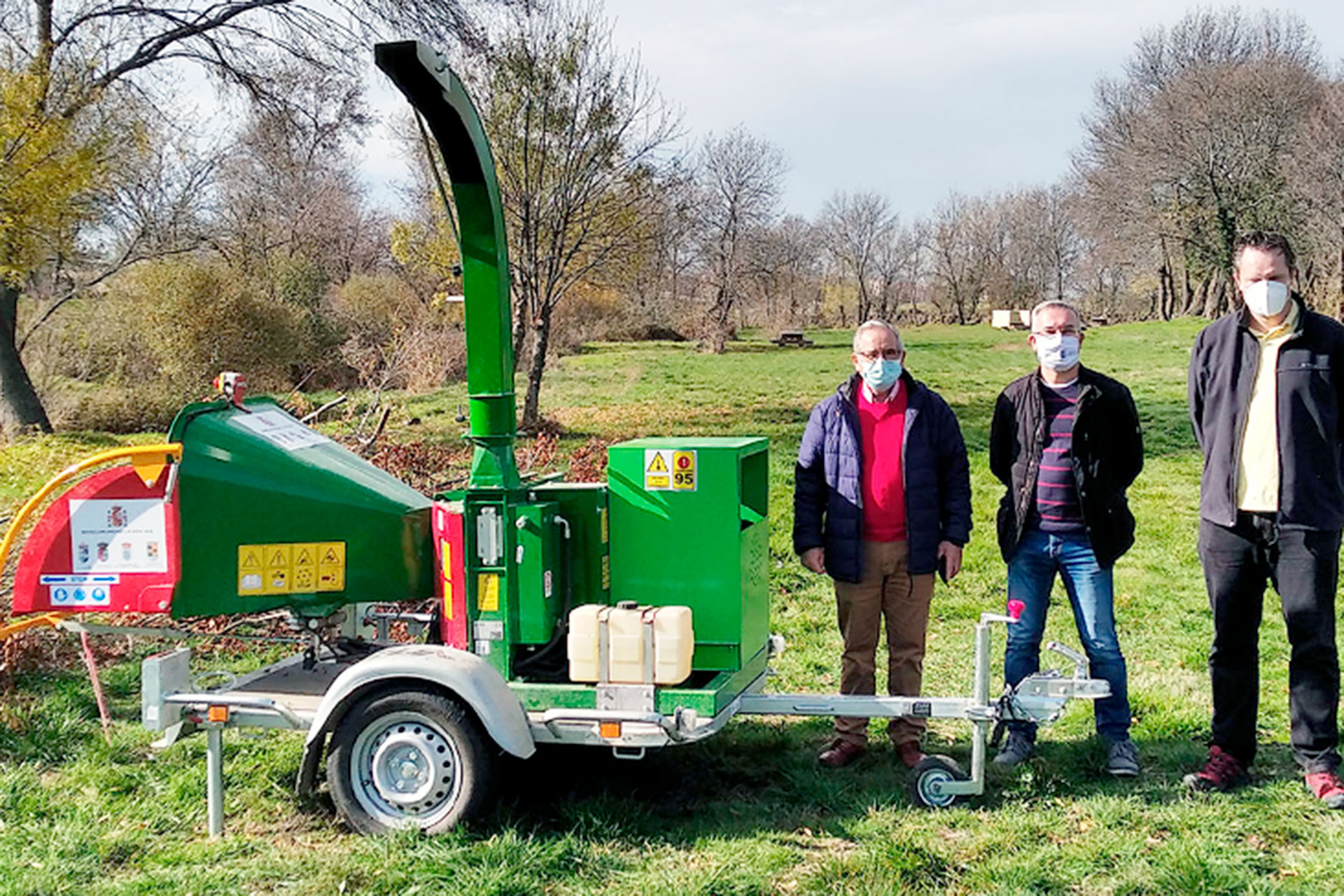 Miembros de la Mancomunidad junto a la nueva máquina. /E.A.