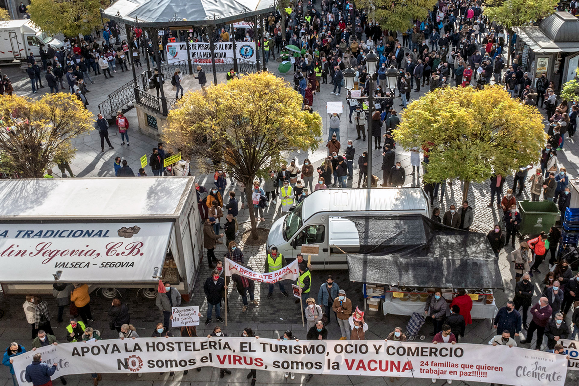 La manifestación compartió espacio con el mercado de los jueves en la Plaza Mayor, donde los hosteleros realizaron la primera parada ante la sede de la Casa Consistorial. / KAMARERO
