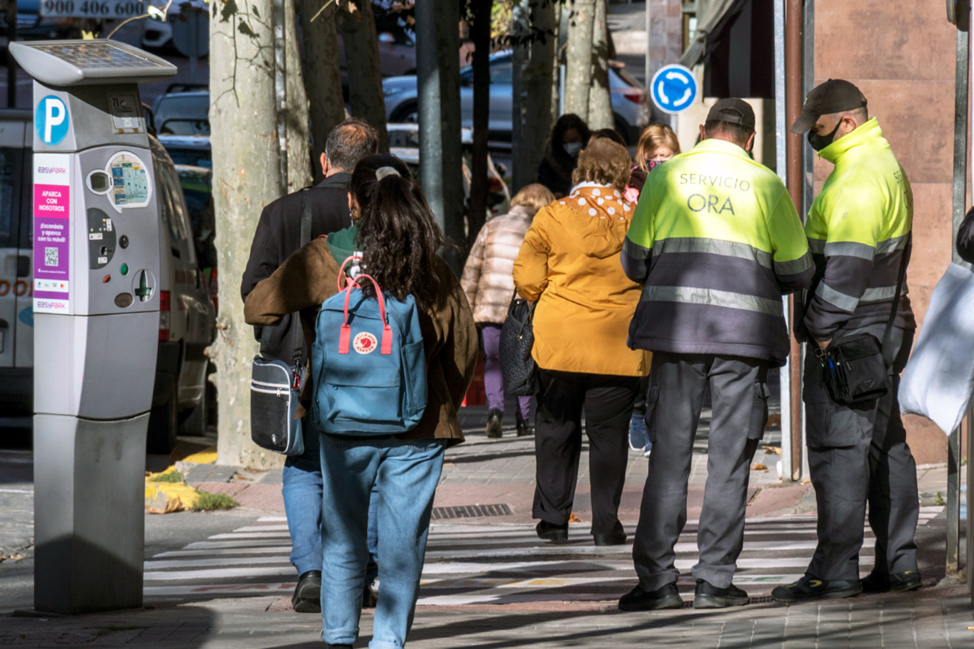 Dos controladores de la ORA en las proximidad de uno de los parquímetros de Segovia. / Kamarero